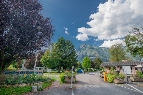 Billede af Onlycamp Camping Les Thézières, en feriepark i Auvergne-Rhône-Alpes, Frankrig med bjerge i baggrunden.