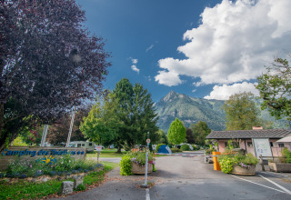 Foto van Onlycamp Camping Les Thézières, een vakantiepark in Auvergne-Rhône-Alpes, Frankrijk, met uitzicht op bergen.