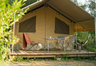Safari-Zelt Ponza mit Veranda und Campingstühlen bei Onlycamp Camping Les Thézières in Frankreich.
