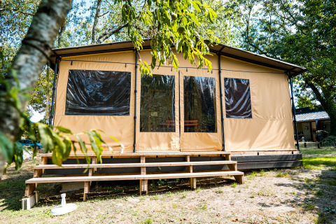 Safari-Zelt Tiny house Galli mit Holztreppe bei Onlycamp Camping Les Thézières in Frankreich