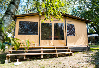 Safari-Zelt Tiny house Galli mit Holztreppe bei Onlycamp Camping Les Thézières in Frankreich