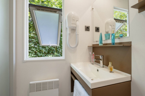 Modern bathroom in Static caravan Comfort at Seasonova Camping Le Plan d’Eau, France, with open window.