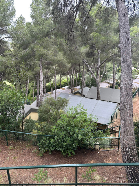 Blick auf Villatent Compact Safarizelte auf Camping Rosselba Le Palme in Italien, umgeben von Bäumen.