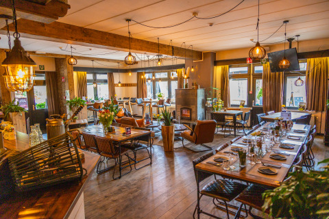 Acogedor comedor de lodge con muebles de madera rústica, grandes ventanales y luz cálida y decorativa.