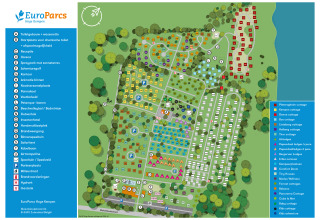 Mapa de EuroParcs Hoge Kempen que muestra cabañas, instalaciones, áreas recreativas y estacionamientos.