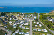 Vue aérienne du Camping Seasonova La Pointe de Roscoff, un parc de vacances en bord de mer en Bretagne, France.