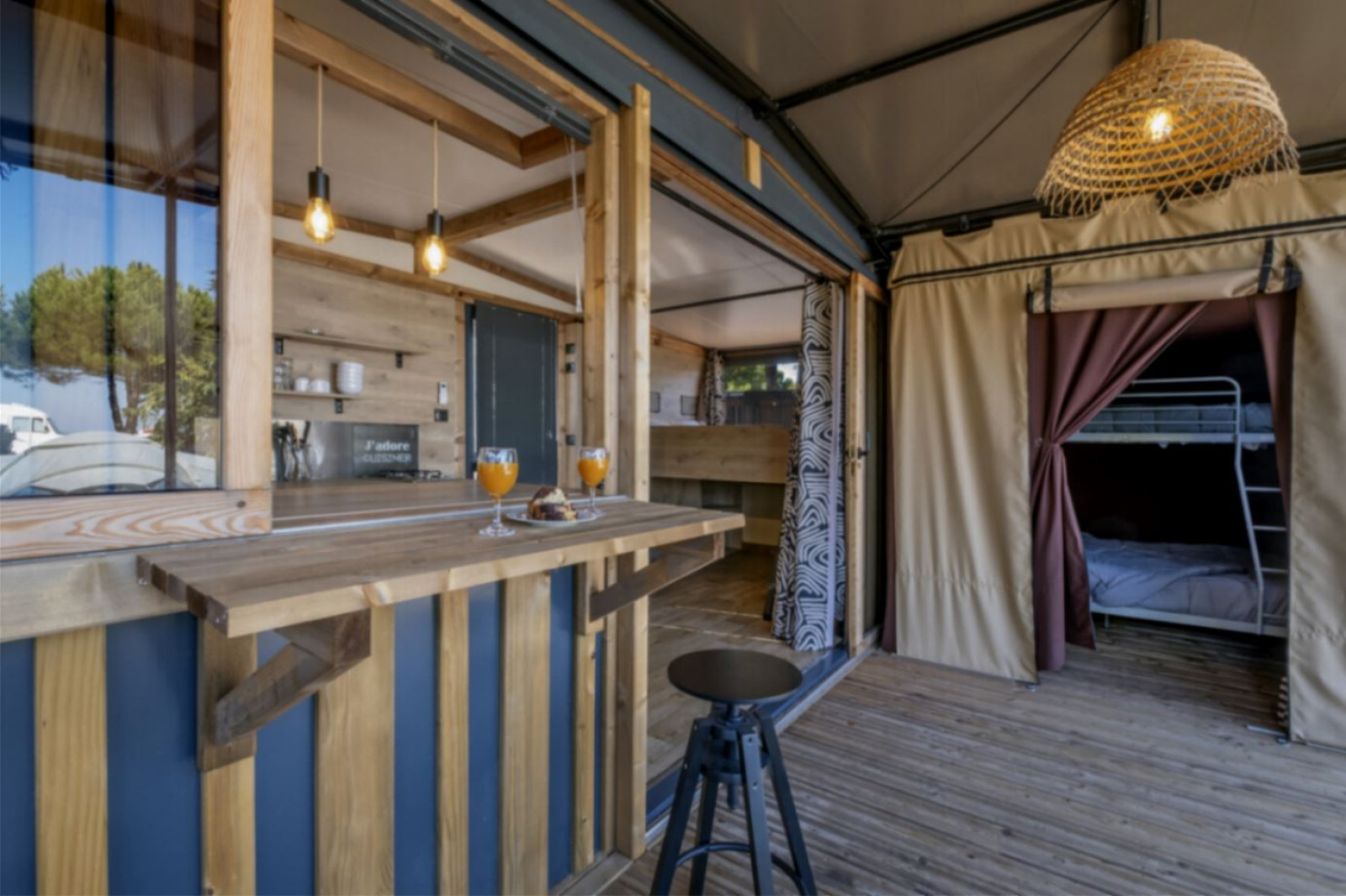 Binnenaanzicht van een safari-tent Tiny Lodge op Camping Seasonova La Pointe de Roscoff in Frankrijk.