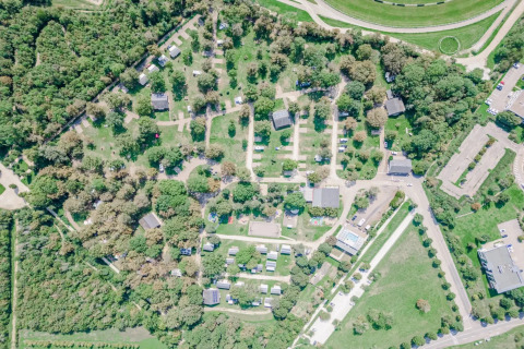 Vue aérienne du parc de vacances Seasonova Camping Le Brabois entouré d’arbres et de chemins, Grand Est, France.