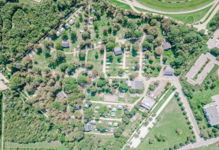 Vista aérea del parque vacacional Seasonova Camping Le Brabois, rodeado de árboles y senderos en Grand Est, Francia.