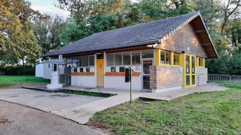 Modernes Sanitärgebäude bei Seasonova Camping Le Brabois in Grand Est, Frankreich, von Grün umgeben.