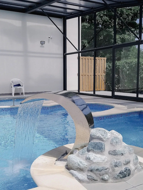 Hallenbad mit Wasserfall-Brunnen im Ferienpark Seasonova Camping Le Brabois in Grand Est, Frankreich.
