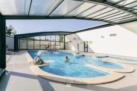 Piscine intérieure et extérieure avec toit en verre à Seasonova Camping Le Brabois, Grand Est, France.