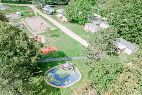 Luftaufnahme von Seasonova Camping Le Brabois im Grand Est, Frankreich, mit Spielplatz und Lodges.