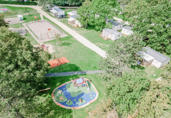 Luftaufnahme von Seasonova Camping Le Brabois im Grand Est, Frankreich, mit Spielplatz und Lodges.