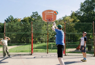 Personas jugando al baloncesto al aire libre en Seasonova Camping Le Brabois en Grand Est, Francia.