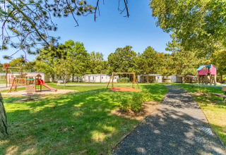 Spielplatz und grüne Flächen im Seasonova Camping Le Brabois Ferienpark in Grand Est, Frankreich.