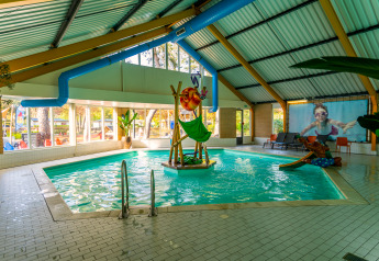 Innenpool mit Kinderrutsche und buntem Spielbereich in Tiny House 4, Beekbergen, Niederlande.