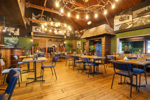Acogedor interior de restaurante con suelo de madera y decoración única en Tiny House 4, Beekbergen, Países Bajos.