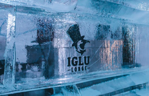 Eisblöcke mit Iglu Lodge Logo, Eingang zur Glamping-Unterkunft Iglo Lodge Burgberg in Bayern.