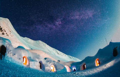 Iglo Lodge Burgberg – Iglo Beieren: Glamping en iglús sobre nieve bajo un cielo estrellado y majestuoso.