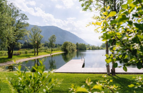 Idyllischer Blick auf See und Berge bei Seecamping Kleblach-Lind – Lodges Karinthië, umgeben von Natur.