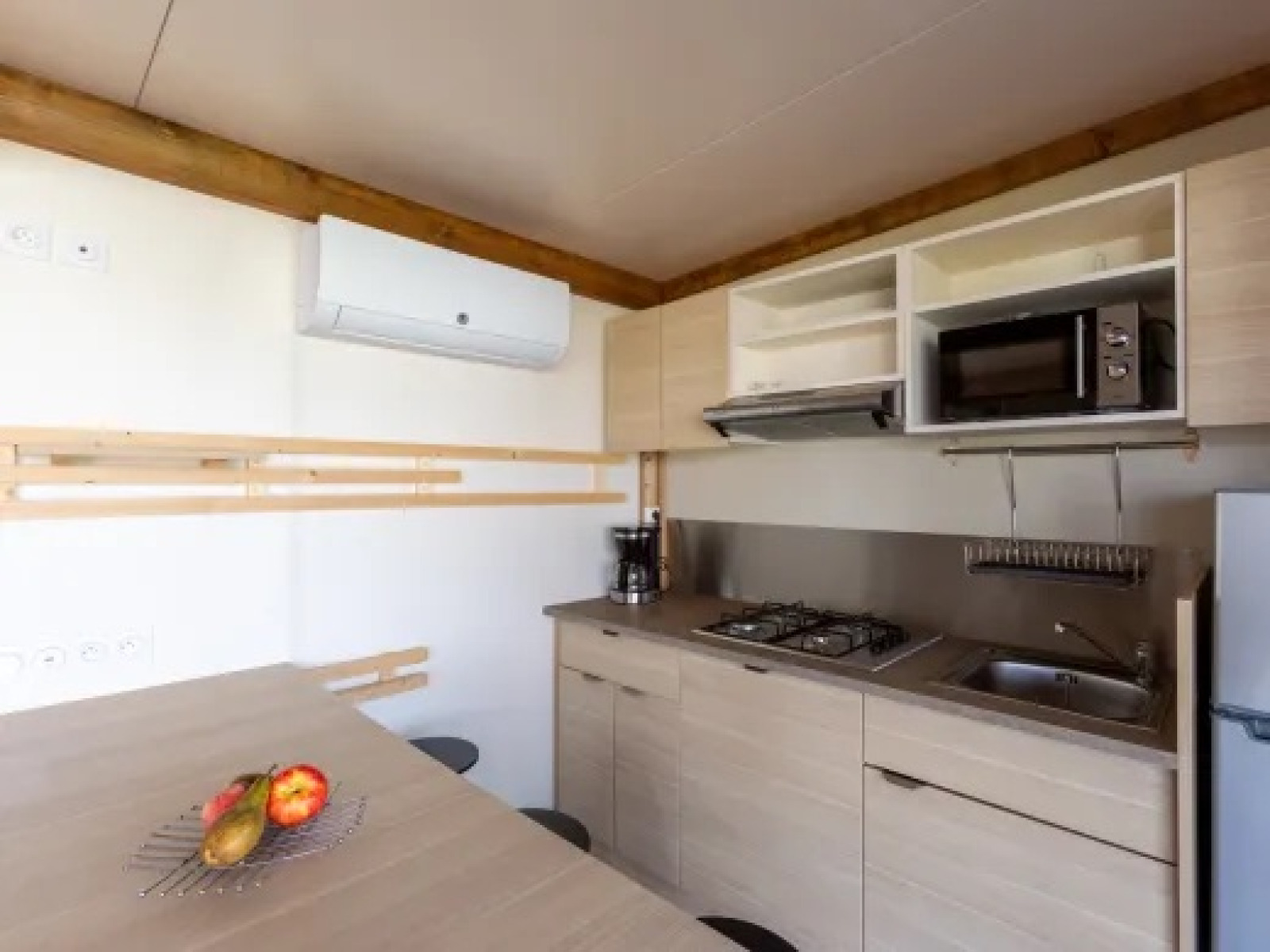 Moderne keukenruimte in Cottage Comfort bij Camping Seasonova La Pointe de Roscoff, Frankrijk.