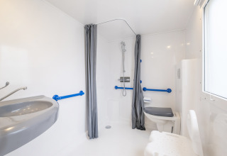 Barrierefreies Badezimmer im Mobile Home Comfort MIVA auf Seasonova Camping Le Plan d’Eau, Frankreich.