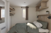 Camera da letto in una casa mobile Comfort con aria condizionata al Seasonova Camping Le Plan d’Eau, Francia.