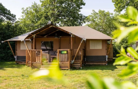 Alloggio glamping all'Inselcamping Kollersee, tenda safari immersa nel verde della Renania-Palatinato.