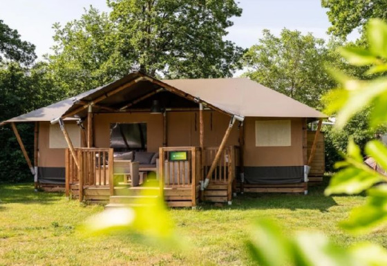 Glampingverblijf op Inselcamping Kollersee, safaritent in het groene Rijnland-Palts, Duitsland.