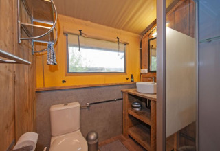 Badezimmer im Glamping-Safaritent auf Inselcamping Kollersee, Rheinland-Pfalz mit Toilette und Dusche.