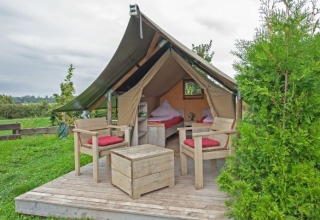 Glamping-ophold i Safaritent på Inselcamping Kollersee, Rheinland-Pfalz, med udendørs siddeplads og grøn natur.
