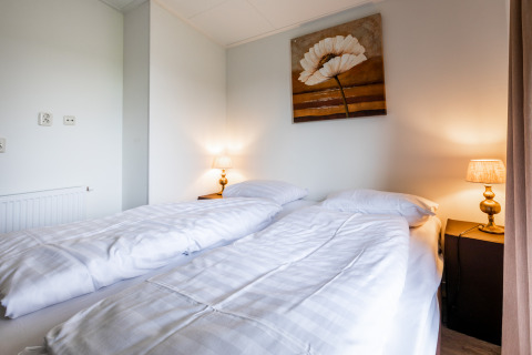 Bright bedroom at Resort Mooi Bemelen, Schaelsbergerbosch - Garden House & with double bed and lamps