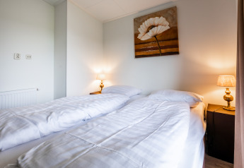Dormitorio luminoso en Resort Mooi Bemelen, Schaelsbergerbosch - Garden House & con cama doble y lámparas