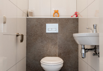 Toilettes modernes et propres au Lodge Ravenbosch, Resort Mooi Bemelen, Pays-Bas, avec WC suspendu et lavabo.