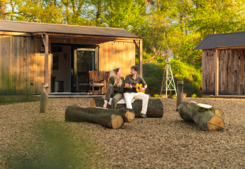 Un couple profite du plein air devant la maison nature «Barn» au camping Si-Es-An aux Pays-Bas.