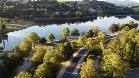 Vista aérea de Camping Holiday Park Les Demeures du Lac con lago, árboles y espacios verdes en Francia.
