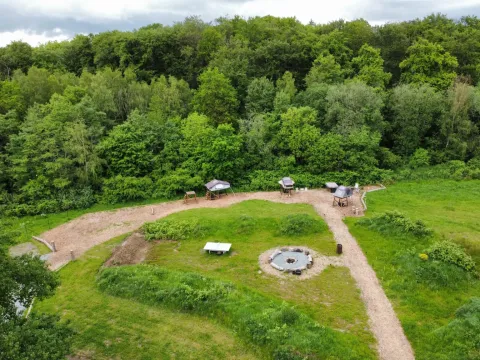 Vista aérea de Dachzelt Dorf Sandstedt, área de glamping rodeada de vegetación y senderos naturales.