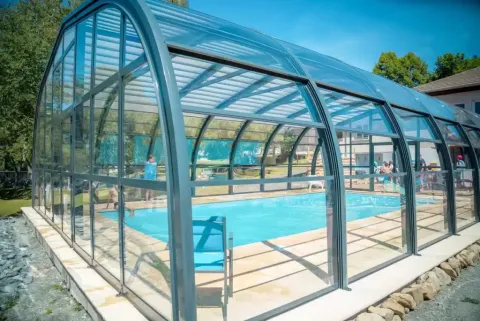 Overdækket swimmingpool på Camping Paradis Les Chanterelles, feriepark i Auvergne-Rhône-Alpes, Frankrig