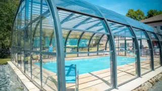 Piscina coperta presso Camping Paradis Les Chanterelles, villaggio turistico in Auvergne-Rhône-Alpes, Francia