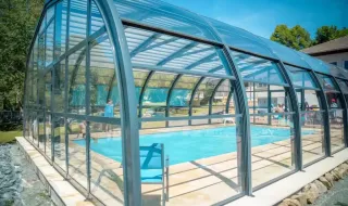 Piscina coperta presso Camping Paradis Les Chanterelles, villaggio turistico in Auvergne-Rhône-Alpes, Francia