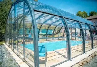 Overdækket swimmingpool på Camping Paradis Les Chanterelles, feriepark i Auvergne-Rhône-Alpes, Frankrig