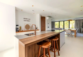 Modernes, helles Küchen- und Esszimmer mit großen Fenstern in der Forest villa Zoethout, De Kremmer, Niederlande.
