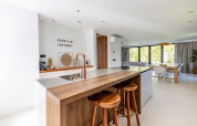 Cucina e zona pranzo moderne e luminose con grandi finestre nella Forest villa Zoethout, De Kremmer, Paesi Bassi.