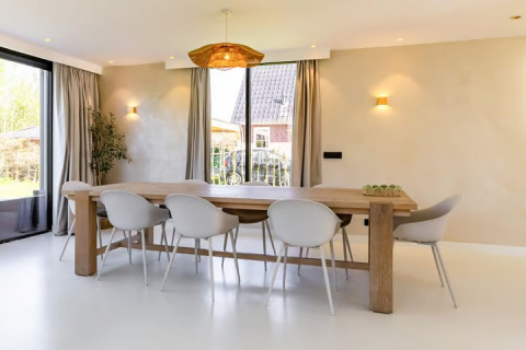 Eetkamer in Forest villa «Zoethout» bij De Kremmer, Nederland, met houten tafel en witte stoelen.