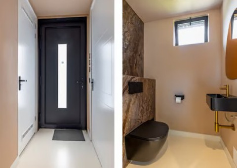 Entree en modern toilet met zwarte accenten in Forest villa «Zoethout», De Kremmer, Nederland.