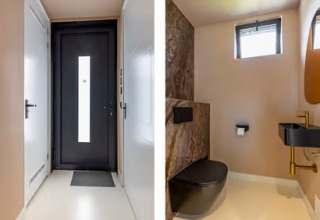 Entree en modern toilet met zwarte accenten in Forest villa «Zoethout», De Kremmer, Nederland.