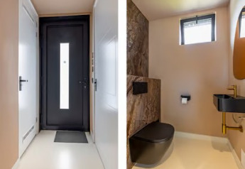 Vestíbulo de entrada y baño moderno con detalles negros en Forest villa «Zoethout», De Kremmer, Países Bajos.