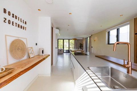Moderne keuken en woonkamer in Forest villa Zoethout, De Kremmer, Nederland, met lichte inrichting.