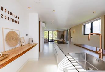 Moderne keuken en woonkamer in Forest villa Zoethout, De Kremmer, Nederland, met lichte inrichting.